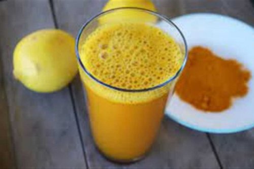 سعودية عشرينة تروي تجربتها: بعد شهر كامل من شرب ماء الكركم لاحظت هذا يظهر على جسدي..!