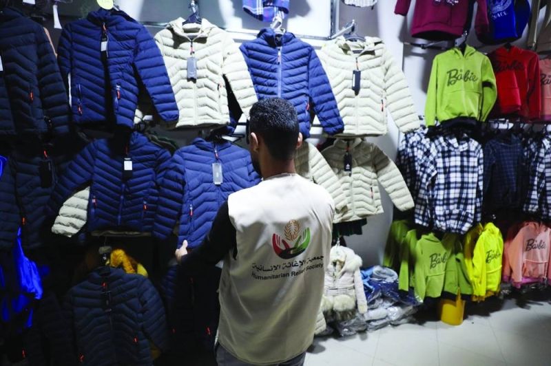 مستلزمات شتوية من الكويت لألفي أسرة فلسطينية