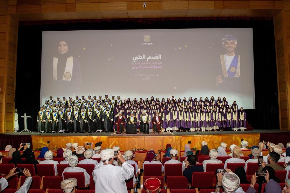 خريجو الطب والتمريض يؤدون القسم الطبي والتمريضي بجامعة السلطان قابوس