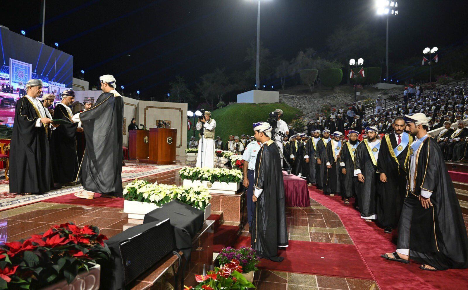 جامعةُ السُّلطان قابوس تحتفلُ بتخريج 1613 طالبًا