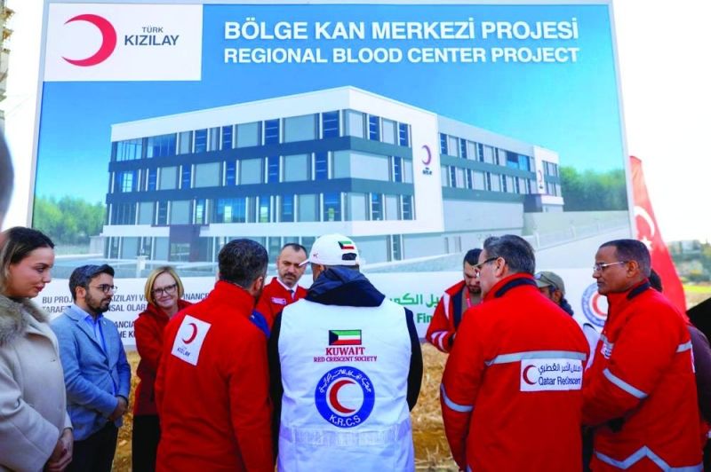 مسؤولو الهلال الأحمر الكويتي والتركي بموقع المشروع