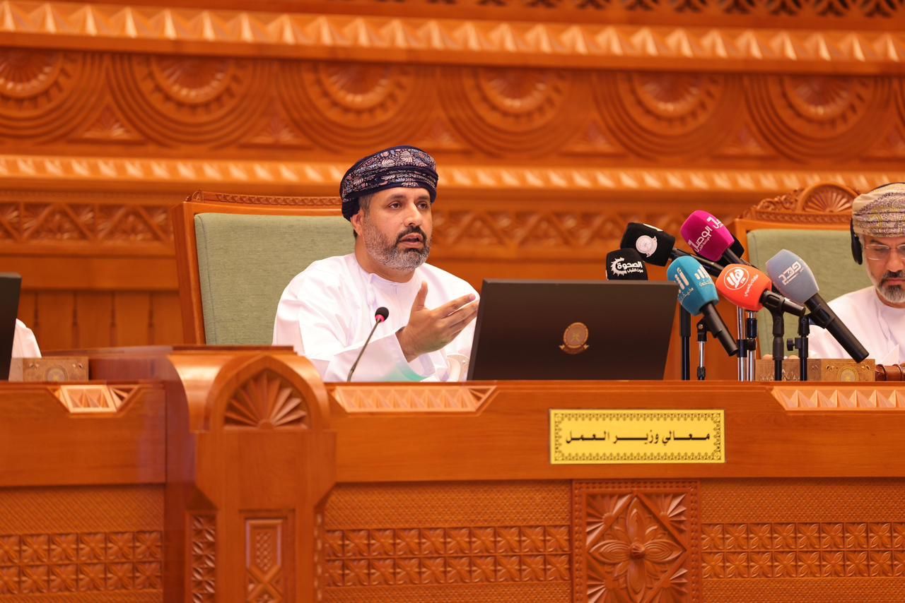 وزير العمل يلقي بيانا صحفيا خلال اجتماع مجلس الشورى