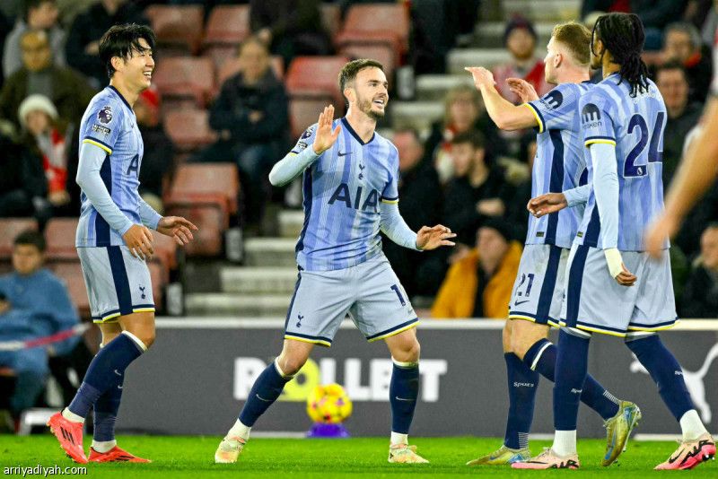 تشيلسي يقترب من ليفربول.. وتوتنام يكتسح ساوثهامبتون