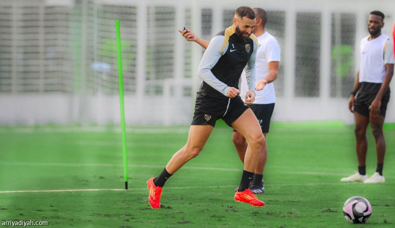 بنزيما يدرس الاعتزال.. الاتحاد يستبعد.. وريال مدريد ينتظر السفير