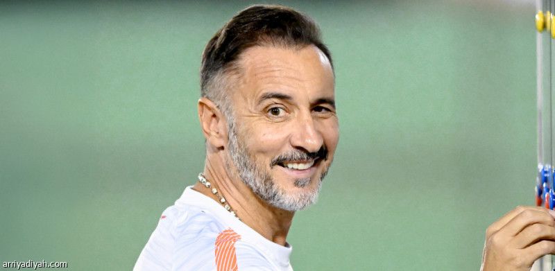 الثلاثاء.. مدرب الشباب يوقع مع وولفرهامبتون