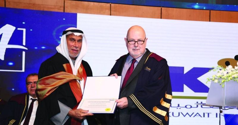 محمد المقاطع يتسلم من بيرس وول شهادة تجديد الاعتماد