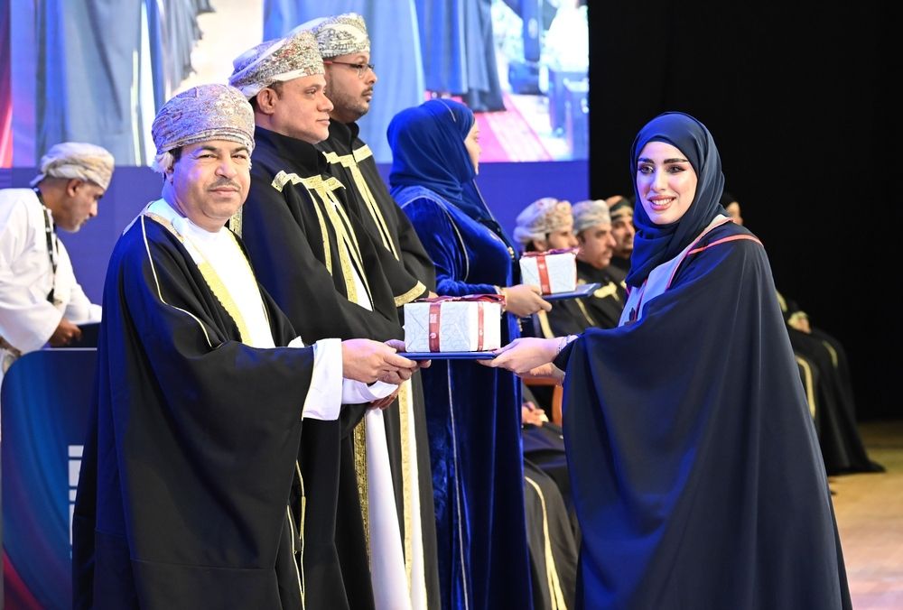 الاحتفال بتخريج 595 من طلبة جامعة التقنية والعلوم التطبيقية بصلالة