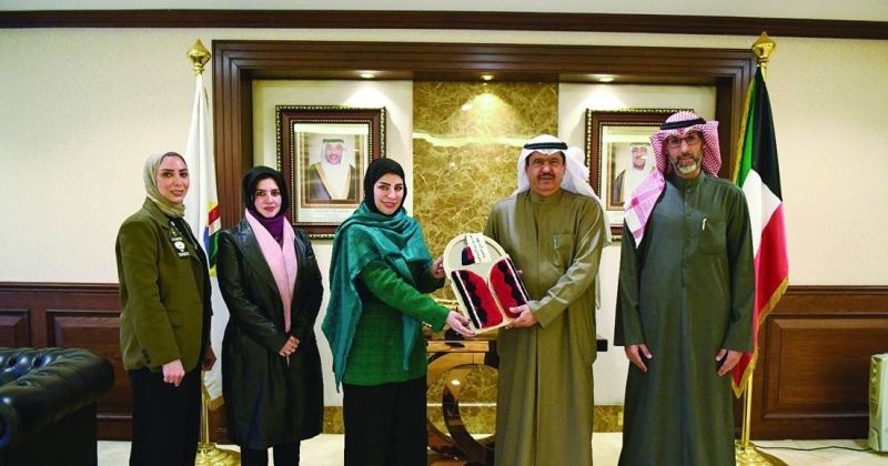 محافظ حولي خلال استقباله وفد وزارة التربية