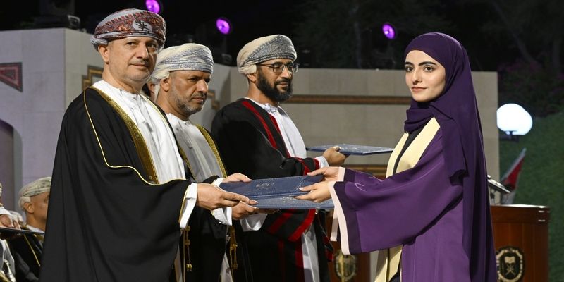 جامعةُ السُّلطان قابوس تحتفلُ بتخريج الدفعة الـ 35 من طلبة الكليات الإنسانية