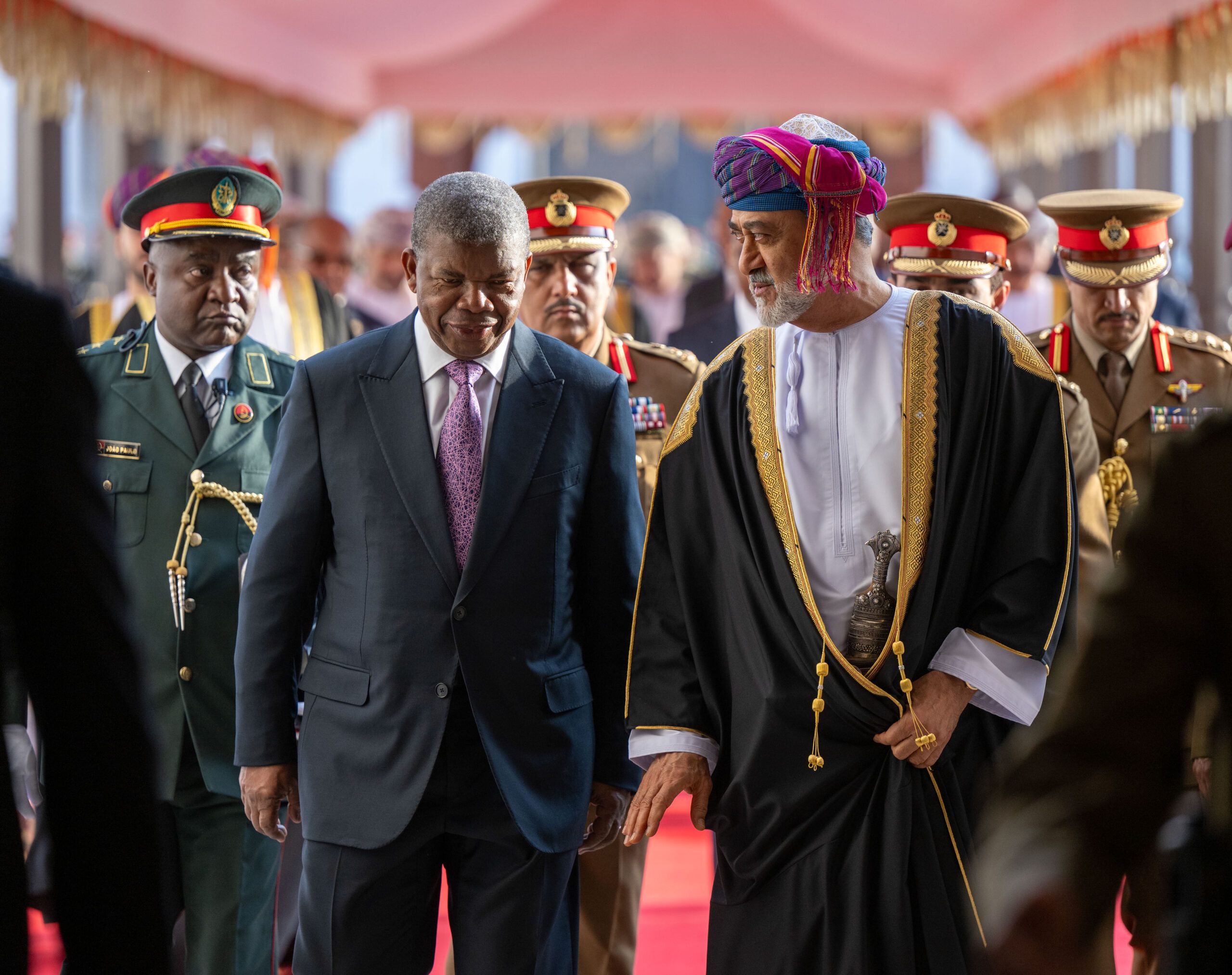 جلالة السلطان والرئيس الأنجولي يتبادلان الهدايا التذكاريّة