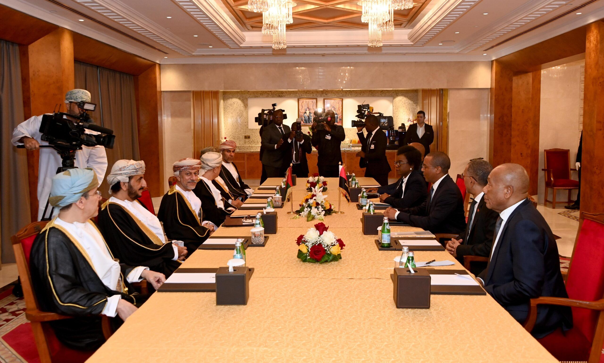 أصحاب المعالي والسعادة يعقدون لقاءً مشتركًا مع نظرائهم الأنجوليين بمسقط