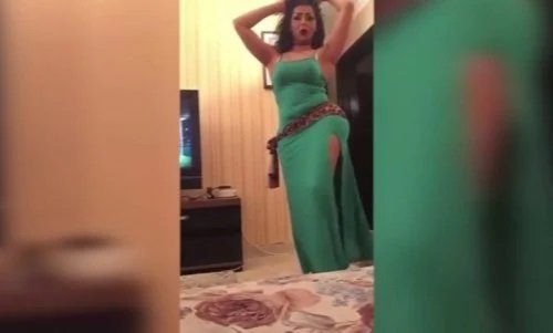 بالصوت والصورة .. ربه منزل سورية تتحدي اشهر راقصة بوصلة رقص بقميص النوم العريان وتظهر فيها صدرها العارم ..ومتابع كسحت صافيناز و سما المصري