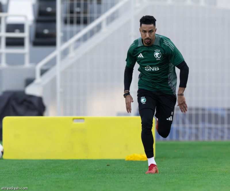 معد الأخضر يجهز الدوسري قبل السفر