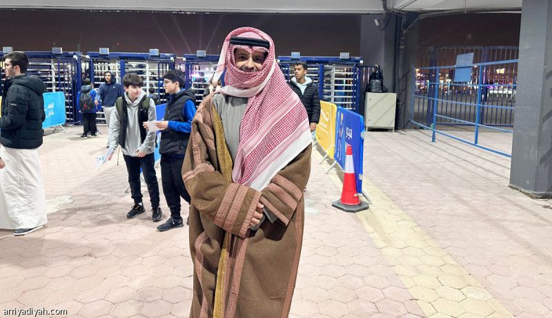 افتتاح كأس الخليج.. الجماهير تقاوم البرد بالملابس الثقيلة
