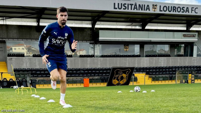 نيفيز يلامس الكرة.. وطبيب الهلال يتابع