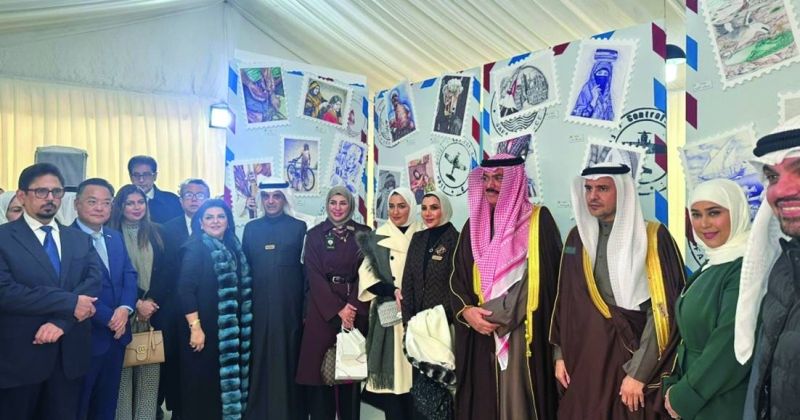 الوزير والشريكة مع المشاركين في المعرض