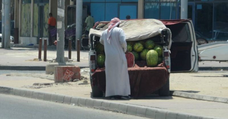 بائع رقي تحت أشعة الشمس في الوقت الممنوع