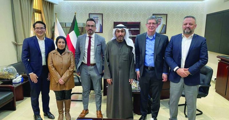 العنزي ومسؤولو «الجمارك» مع الوفد الأميركي