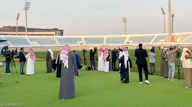 الإعلام يزدحم عند «الأخضر»