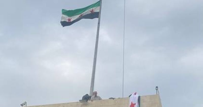 سفارة سورية في الكويت ترفع العلم الجديد