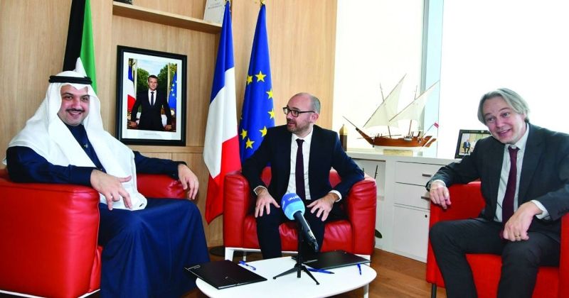 مبارك العبدالله مستقبلاً السفير غوفان