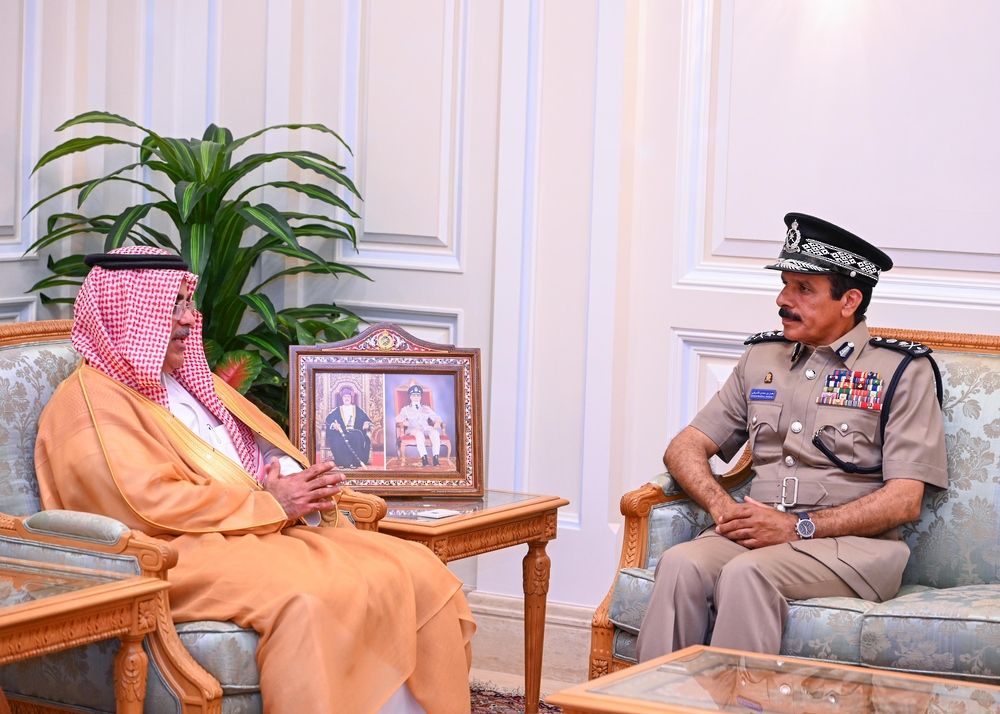 المفتش العام للشرطة والجمارك يستقبل مسؤولًا سعوديًّا