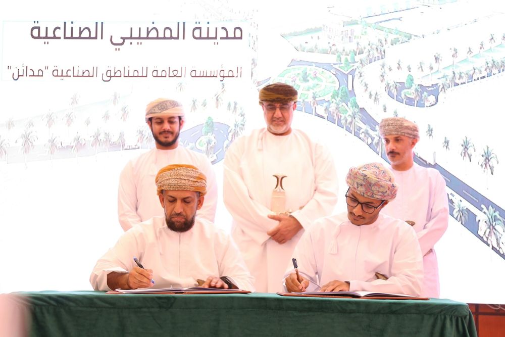 توقيع اتفاقيتين لتعزيز القطاعين الصناعي والخدمي بمدينة المضيبي الصناعية