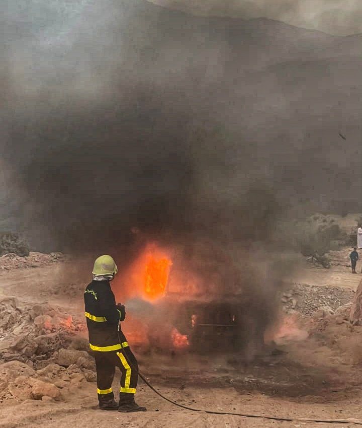 دون اصابات.. السيطرة على حريق شب في مركبة بولاية ‎الحمراء