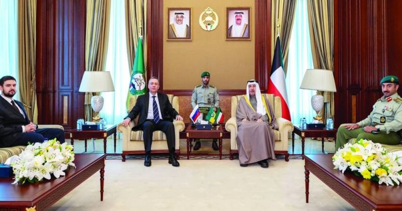 مبارك الحمود خلال استقباله سفير روسيا