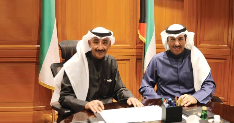 بوشهري يوقع عقدين لصيانة وتحديث محطات القوى الكهربائية بـ 238 مليون دينار