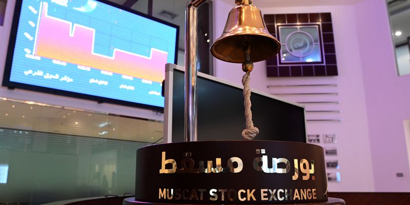 مؤشر بورصة مسقط يسجل أدنى مستوياته في عامين