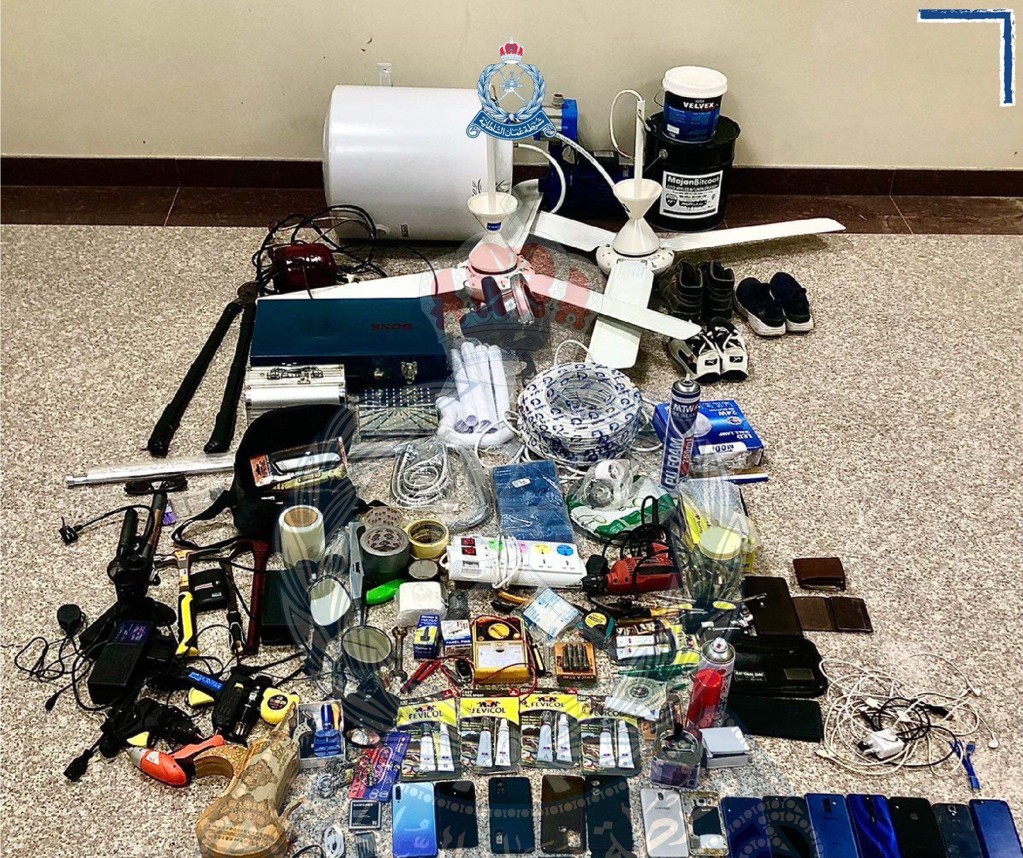 ضبط شخص بتهمة السرقة من محل تجاري