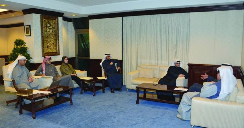 الوزير المشاري خلال استقباله المواطنين بحضور قياديي «السكنية»