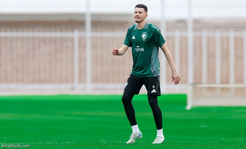 السعودي والعماني.. الهجوم الأقوى يواجه الدفاع الأصلب