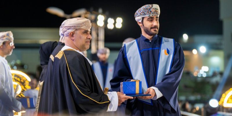 الاحتفال بتخريج دفعة جديدة من طلبة جامعة التقنية والعلوم التطبيقية بنزوي