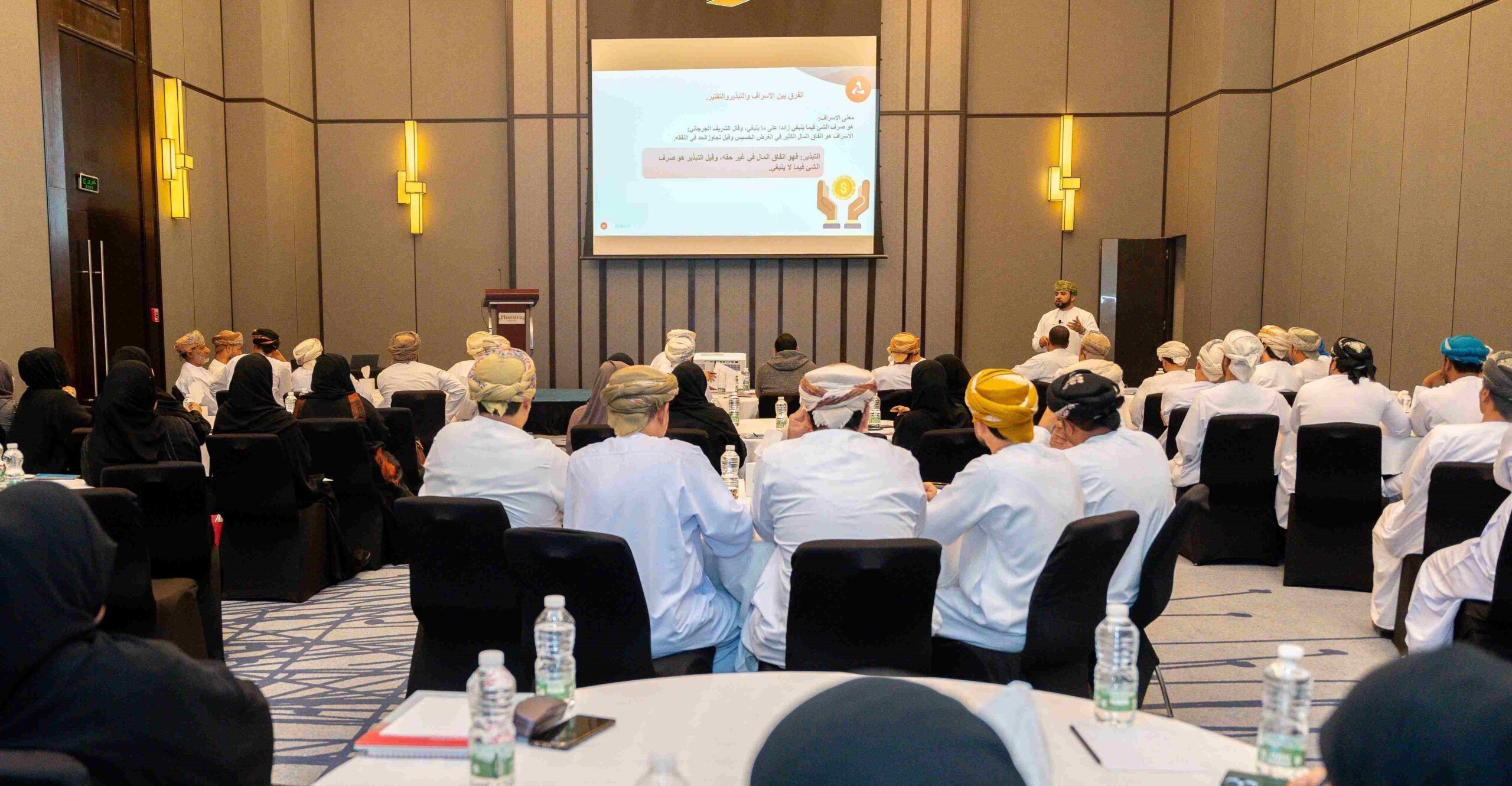 المشاركون في الورشة التدريبية ضمن أكاديمية ماليات: تعزيز الوعي المالي بين الطلبة خطوة مهمة لتمكين الأجيال القادمة