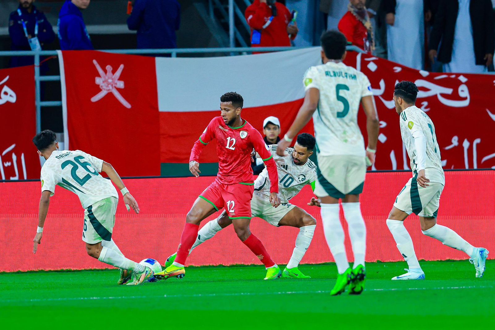 “الأحمر” يسجل الهدف الثاني في شباك المنتخب السعودي