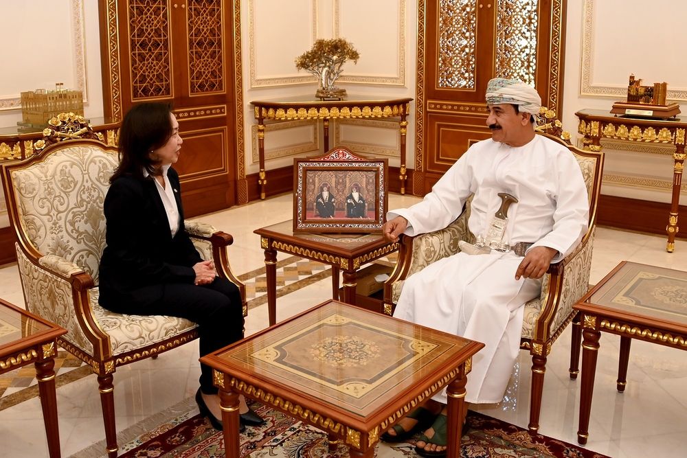 وزير المكتب السُّلطاني يستقبل سفيرة مملكة تايلاند