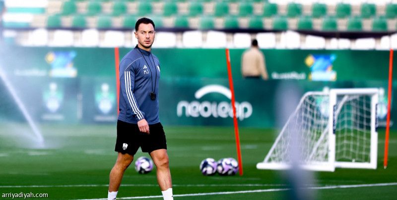 الأهلي يلاحق مدافعي الهلال والشباب