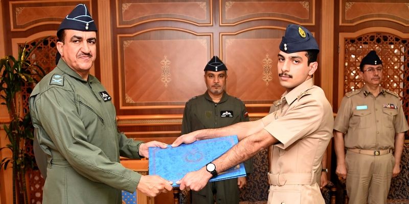 تسليم شهادة البراءة السلطانية لخريجي الكلية الملكية الجوية بالمملكة المتحدة