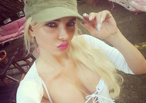 اتفرج .. ميريام كلينك ولعتها على الاّخر بـ مؤخرة عارية ورقص بالدولارات