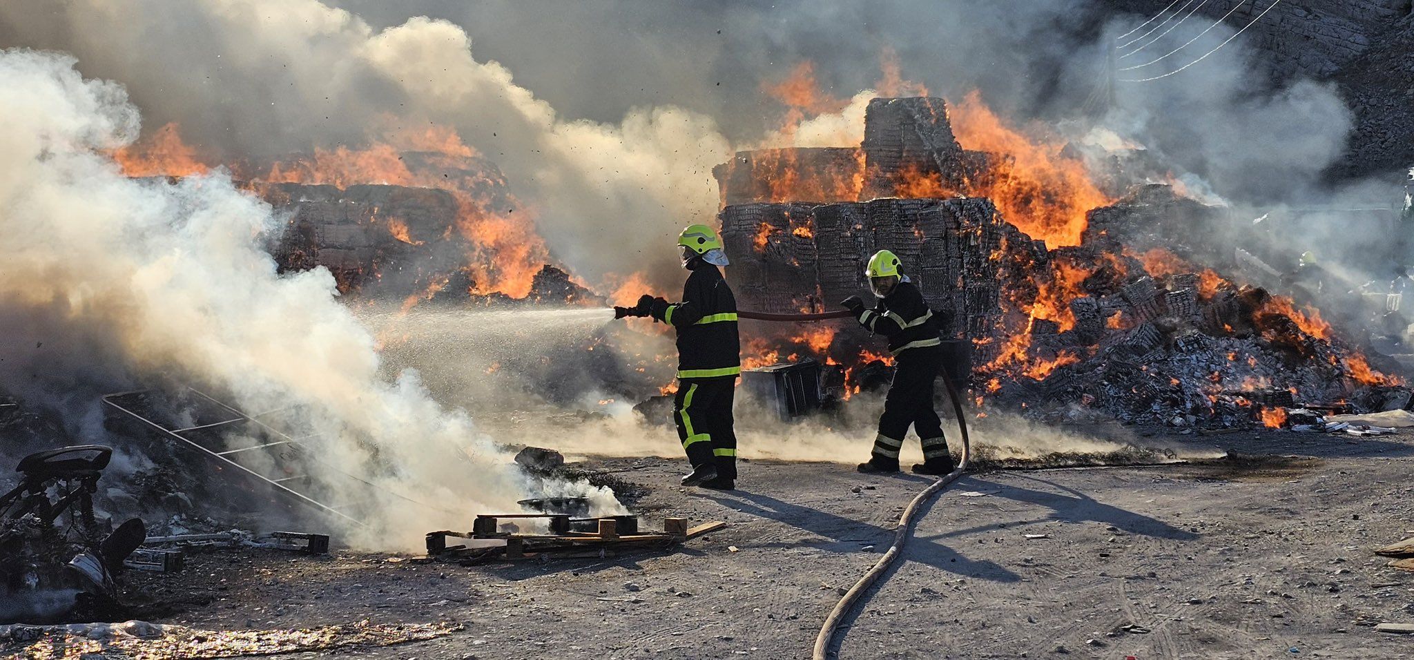 دون اصابات.. السيطرة على حريق مخزن بضائع بميناء ‎خصب