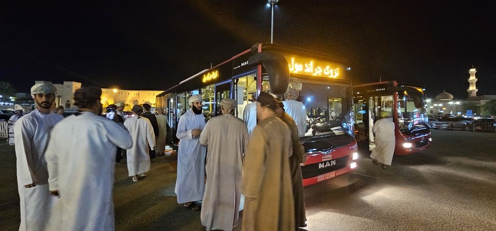 تدشين تجربة تشغيل مسار حافلات النقل العام بولاية نزوى