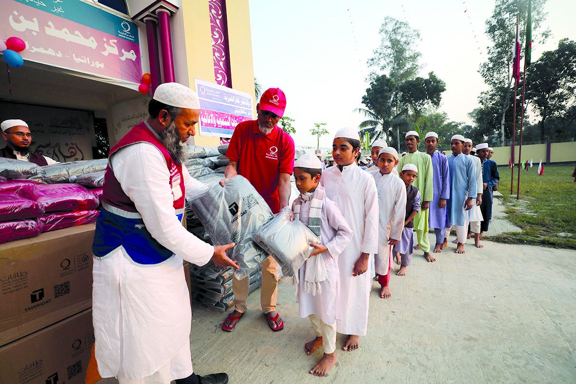 قطر الخيرية توزع حقائب شتوية على الأيتام في بنغلاديش