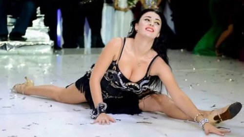 الرقاصات بيغيروا من بعض .. صافيناز تنافس سما المصري بهذا المشهد الساخن