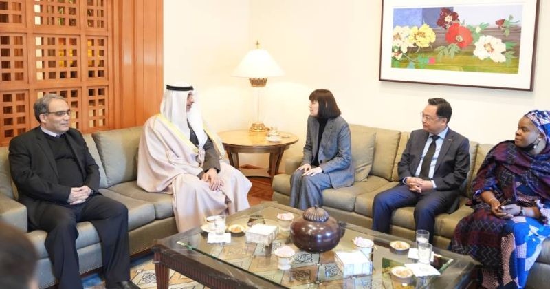 وزير شؤون الديوان الأميري ينقل تعازي سمو الأمير وسمو ولي العهد وسمو رئيس مجلس الوزراء بوفاة جيمس كارتر