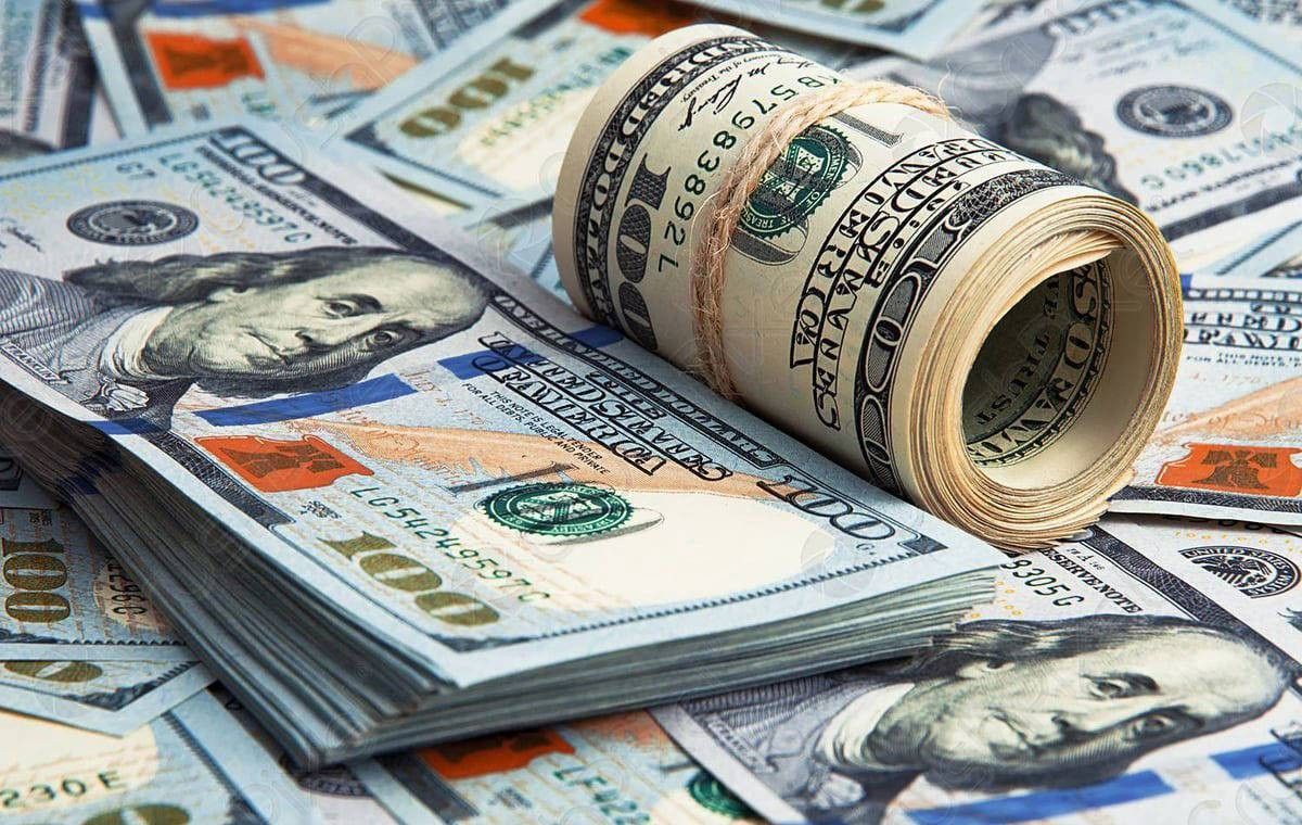 الدولار يتراجع وسط تقارير متباينة حول رسوم ترامب الجمركية