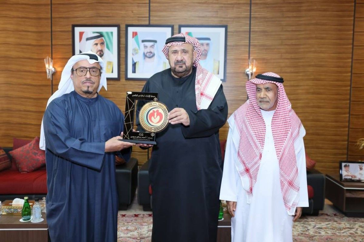 «الإمارات لرعاية وبر الوالدين» تكرّم ضاحي خلفان