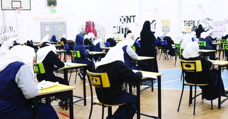 طالبات ثانوية صباح السالم يؤدين الاختبار