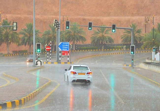 تأثر أجواء سلطنة عمان بأخدود من منخفض جوي.. بدءاً من اليوم